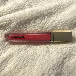 New Hourglass High Shine Volumizing Unreal Lipgloss - Fortune